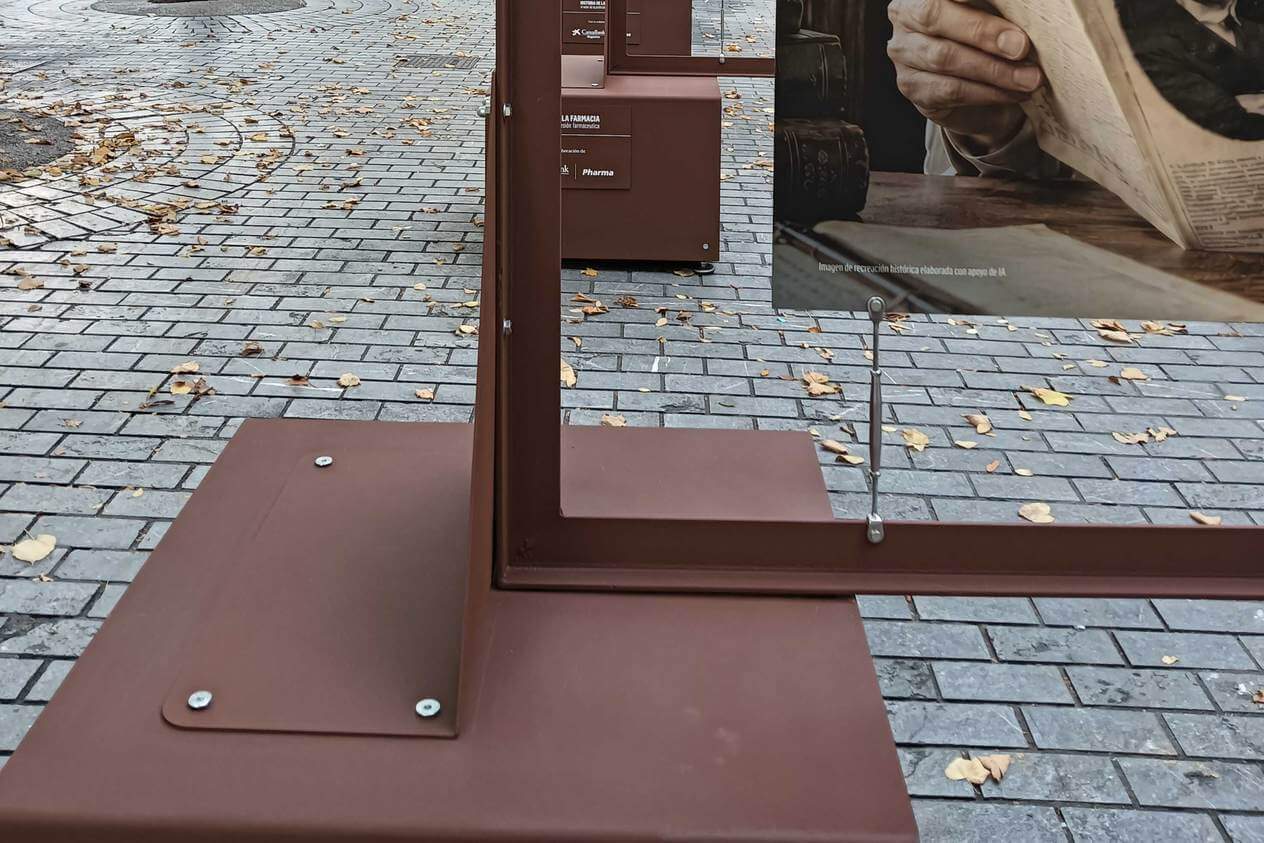 Detalle de la base de acero, el marco y el tensor que sujeta el panel gráfico
